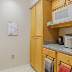 UA Lakeside Suite Kitchenette
